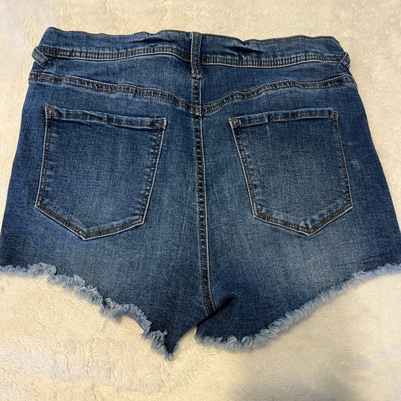 Celebrity pink brand jean shorts - Picture 2 of 4